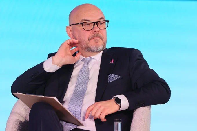 Kolorowa fotografia. Prezes NFZ Filip Nowak, podczas panelu dyskusyjnego o finansowaniu szpitali w ramach tegorocznej (2025) edycji Forum Rynku Zdrowia.