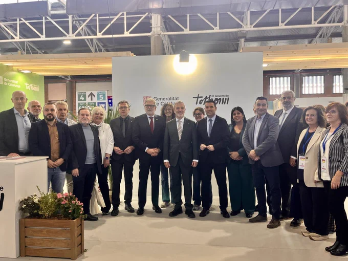 Foto institucional amb l’alcalde de Barcelona, el paer en cap de Lleida, la delegada territorial del Govern a Lleida, la delegada territorial del Govern a l’Alt Pirineu i Aran, el secretari de Governs Locals i Relacions amb Aran i el director general de l’Administració Local.