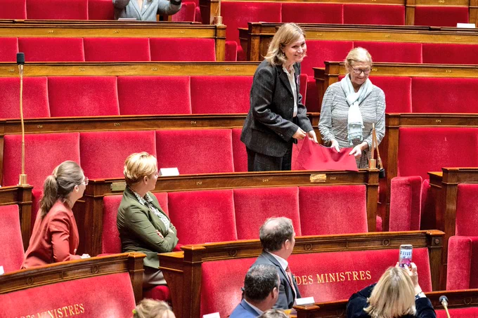 Dévoilement d'une plaque dans l'hémicycle de l'Assemblée nationale en hommage à l'une des 33 premières femmes élues députées.