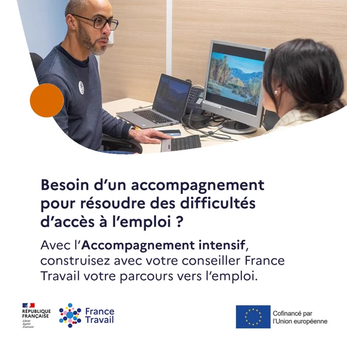 Deux personnes discutent dans un bureau équipé d'un ordinateur et d'un portable. Un texte promeut l'accompagnement pour faciliter l'accès à l'emploi, parrainé par France Travail et l'Union européenne.