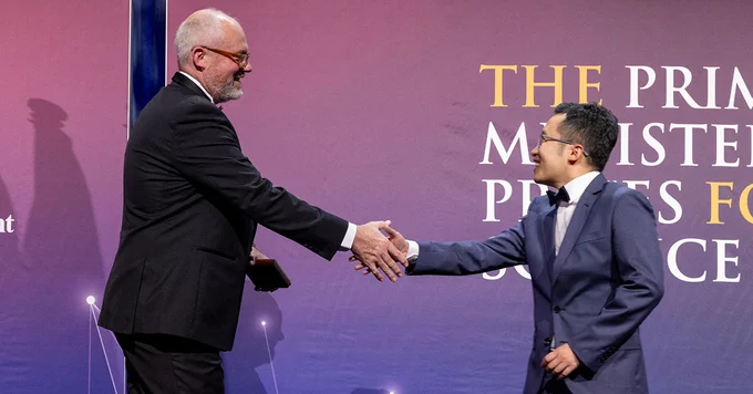 Yao Zheng receiving his prize from Senator the Hon Tim Ayres, Minister for Industry and Innovation and Minister for Science