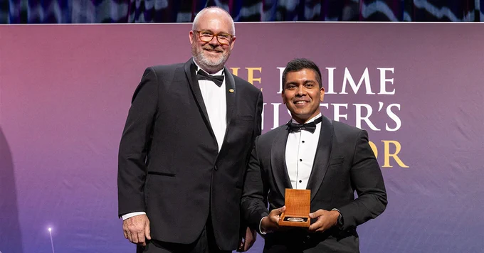 Nikhilesh Bappoo receiving his prize from Senator the Hon Tim Ayres, Minister for Industry and Innovation and Minister for Science