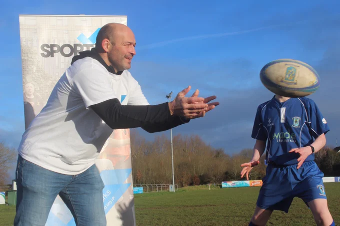 Rory Best throwing a rugby ball