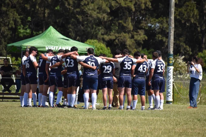 jóvenes jugando rugby