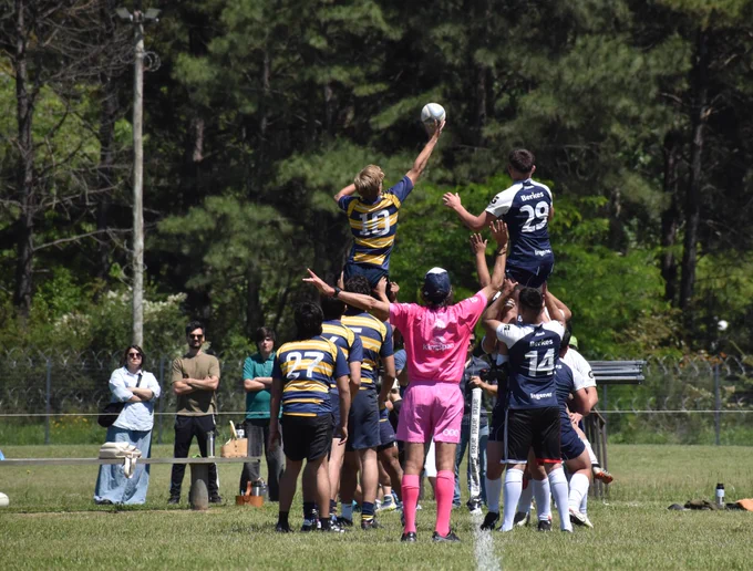 Jóvenes jugando rugby