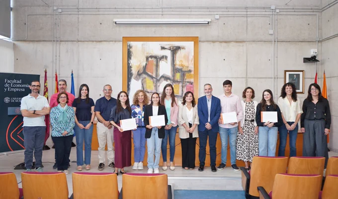 Premiados y Jurado del II Premio a los Mejores trabajos de Bachillerato de la Facultad de Economía y Empresa UMU