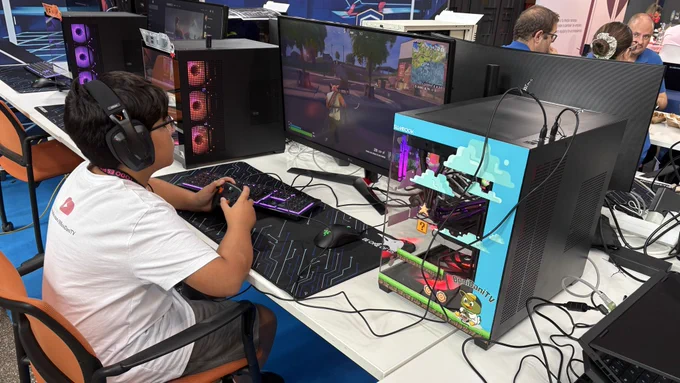 Mi hijo, en el stand de Slimbook