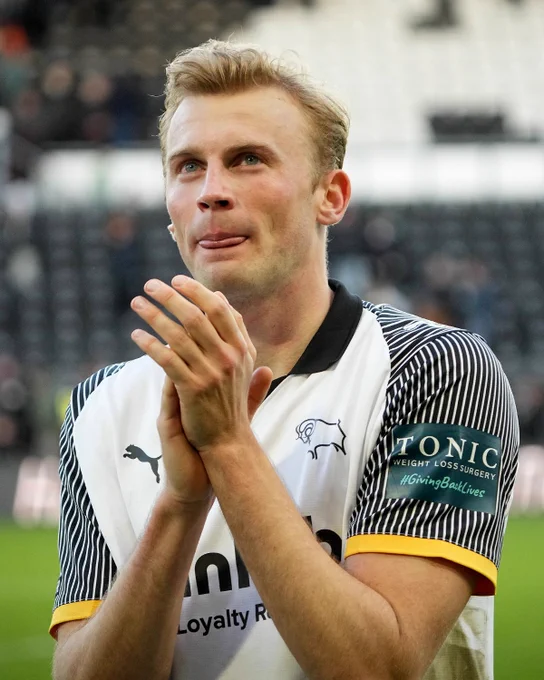 Sondre Langås thanks the home support.