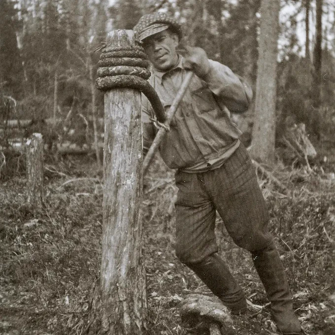 Näreenvääntäjä Ilomantsin Virmajoella vuonna 1930. Kuvaaja Ilmari Karvonen. Lusto/Ilmari Karvosen kokoelma.