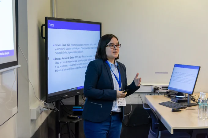 Isidora Vergara, profesional del área de Investigación Aplicada del Centro de Políticas Públicas UC, realiza una presentación en el XVII Encuentro Anual de la Sociedad Chilena de Políticas Públicas, presentando su investigación sobre el impacto de la Pensión Garantizada Universal.