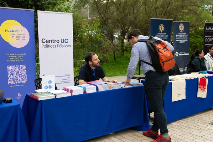 Stand del Centro de Políticas Públicas UC en el encuentro de la Sociedad Chilena de las Políticas Públicas 2025.