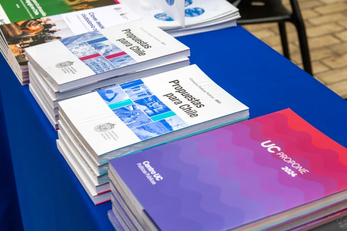 Publicaciones del Centro de Políticas Públicas en formato físico. Propuestas para Chile versión 2024 y 2023, junto a UC Propone 2024.