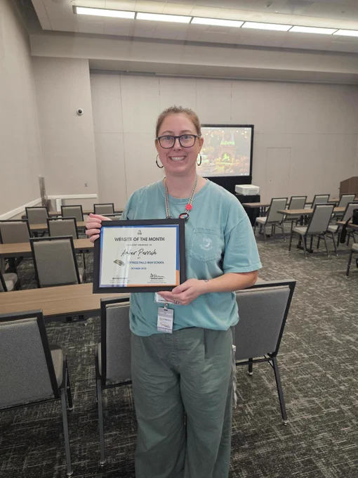 Amber parrish with her website of the month certificate.