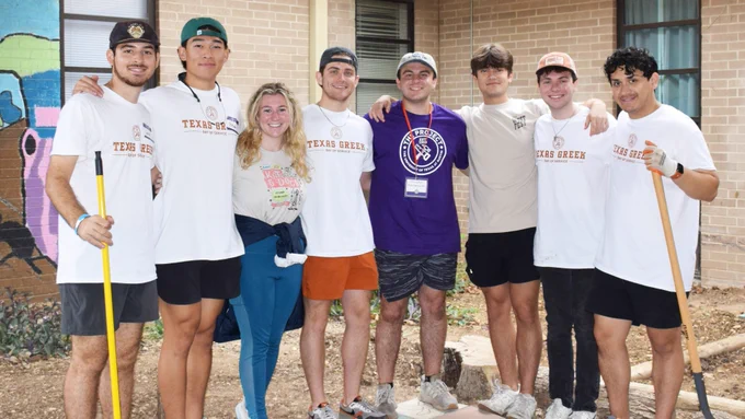 Students volunteering at The Project