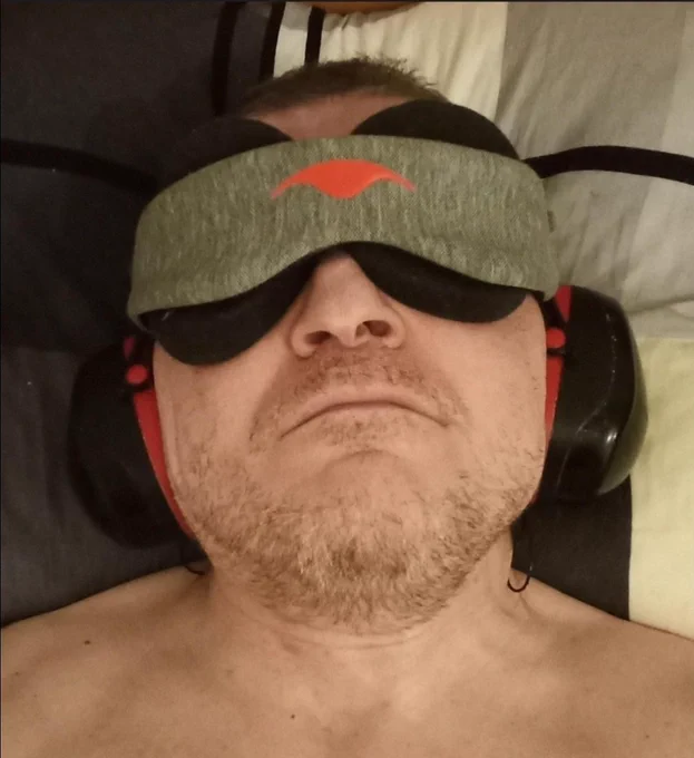Bild von Marc Kirch, liegend, mit Augen und Hörschutz