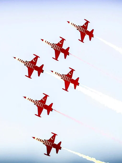 6 Turkish Stars Jets soar through the sky. All 6 are painted the colours of Turkiye's flag. Photo courtesy of the Turkish MOD.