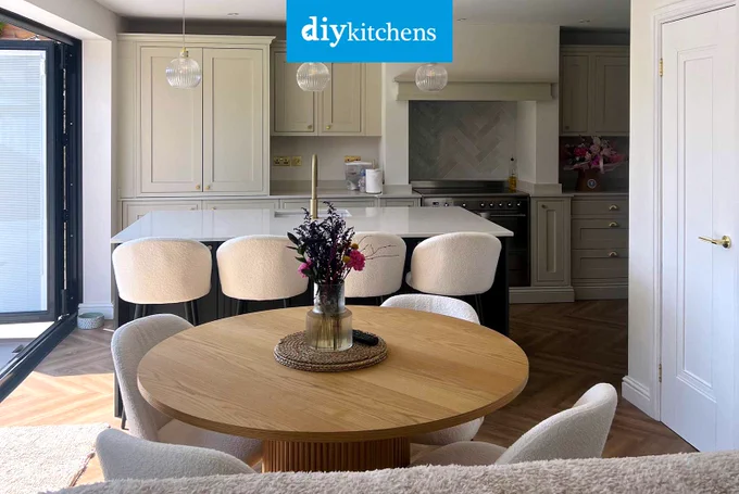 An Innova Helmsley Mussel & Carbon Inframe #kitchen | DIY Kitchens