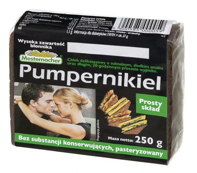 Na opakowaniu pumpernikla widzimy:

Markę Mestemacher.

Nazwę produktu: Pumpernikiel.

Informacje o produkcie, np.:

„Wysoka zawartość błonnika”

„Prosty skład”

„Bez substancji konserwujących, pasteryzowany”

„Chleb delikatkowy o subtelnym, słodkim smaku oraz długim, 20-godzinnym procesie wypieku”

Masa netto: 250 g

Miniatura kanapek z pumperniklem.

Zdjęcie pary obejmującej się
