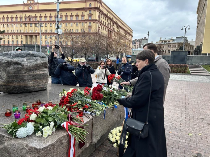 The Ambassador of Finland to the Russian Federation, Marja Liivala, together with other ambassadors from EU and Western countries, laid flowers in memory of the victims of political repression at the Solovetsky Stone, located on Lubyanka Square in central Moscow. 