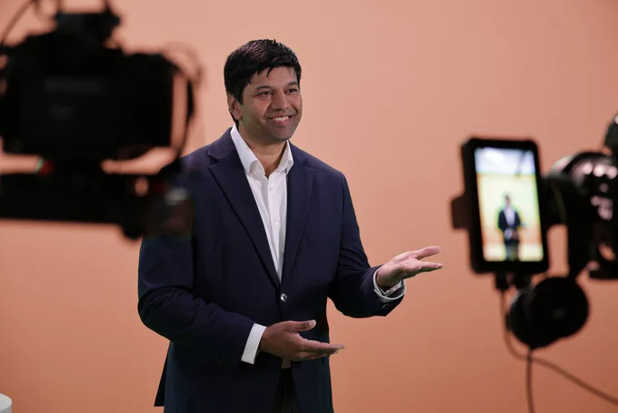 Gerard de Melo during a video shoot for a social media reel