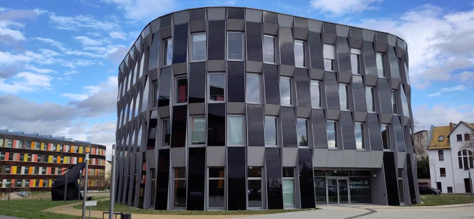 modernes vierstöckiges Gebäude mit Fassade aus Photovoltaik-Elementen. Foto: UBA