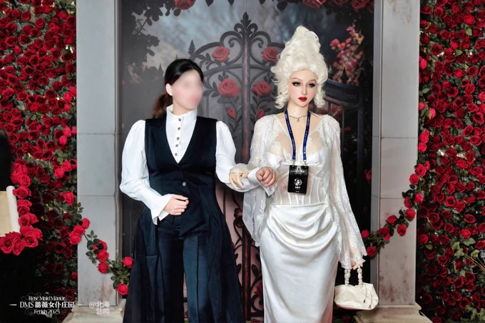 First Act, The Lady, The Mannequins🥀🎬♟️
Don't let the beautiful facade fool you. The characters are all part of the set... or are they? 😉
#RoseManorMystery #ScriptKill #FirstAct #thelady #LatexSkin  