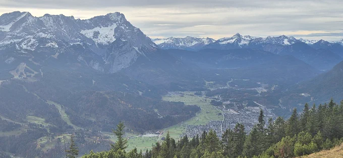 Ausblick vom Eank auf die Zugspitze im Tal Garmisch 