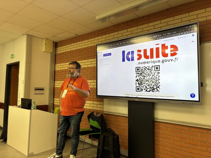Manuel on stage introducing La suite numerique