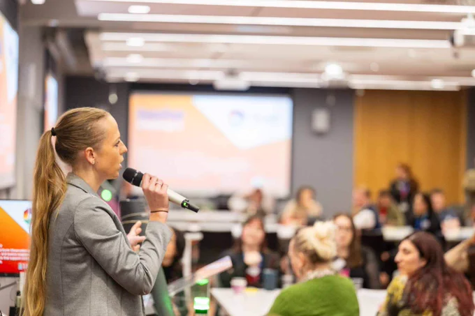 Aleksandra Bavdaz presenting