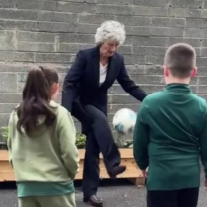 Uachtarán na hÉireann Catherine Connolly doing keepy uppies