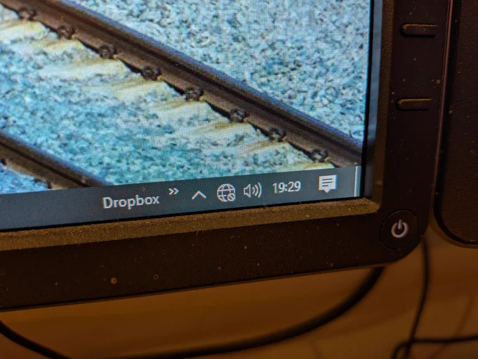 a taskbar with a No Internet symbol showing