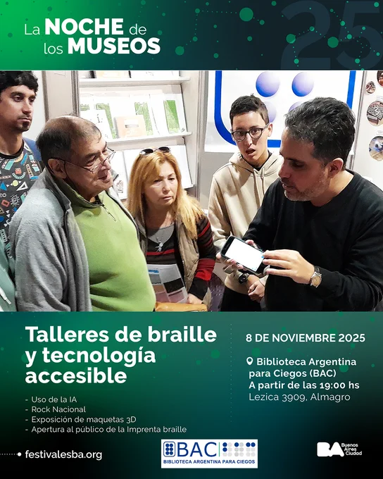 Flyer con fondo verde en el que están diseminados redondeles de diferentes tamaños y tonalidades también en verde, algunos unidos entre sí por líneas punteadas. En la parte de arriba, escrito en letras blancas: La Noche de los museos y debajo a la derecha, el nombre de la Biblioteca, la dirección y la fecha del evento. 
En el centro del flyer, la foto  de una persona ciega mostrando cómo usa el celular con lector de pantalla.
A la izquierda en letras blancas, el siguiente texto:
Actividades inclusivas y sensoriales

