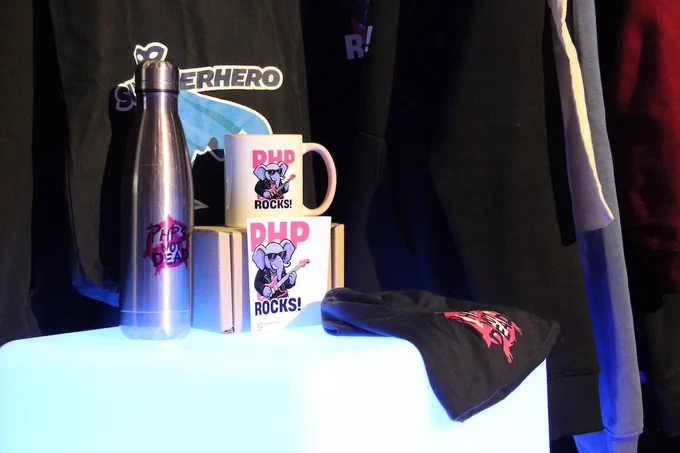 Du merchandising avec différents designs est exposé lors du Forum PHP 2025