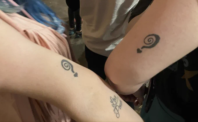 lex and kara’s matching question mark tattoos