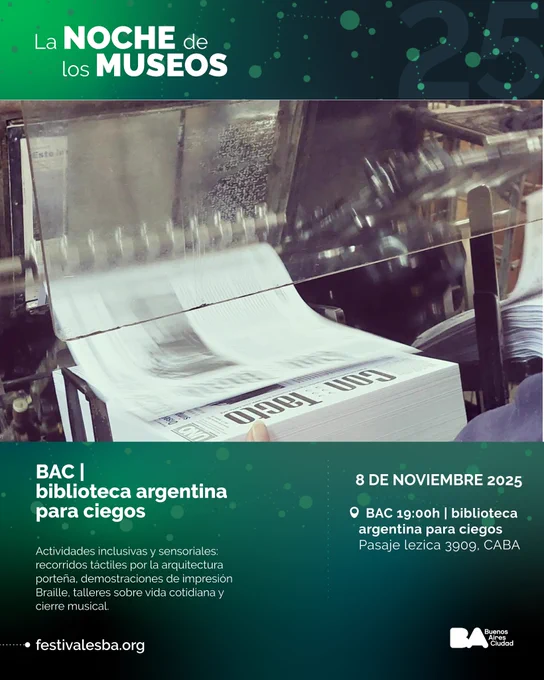 Flyer con fondo verde en el que están diseminados redondeles de diferentes tamaños y tonalidades también en verde, algunos unidos entre sí por líneas punteadas. En la parte de arriba, escrito en letras blancas: La Noche de los museos y debajo a la derecha, el nombre de la Biblioteca, la dirección y la fecha del evento. En el centro del flyer, la foto de una hoja impresa en tinta que sale del rodillo de la imprenta a la que se imprimió el texto en braille.. A la izquierda en letras blancas, el siguiente texto: "Demostraciones de impresión en braille". 
