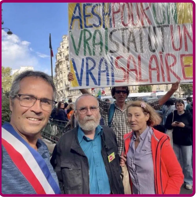 Posé devant pancarte de Voltuan lors d’une manif pour les AESH à Paris