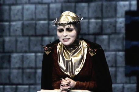 The sorceress Maldame (Iona Kennedy) looks down scornfully at a contestant in Knightmare Series 8 (1994).