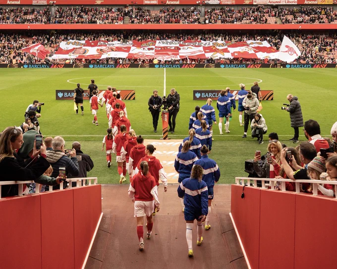 The two teams head out of the tunnel at Emirates Stadium, headed by a brand new tifo in the East Stand