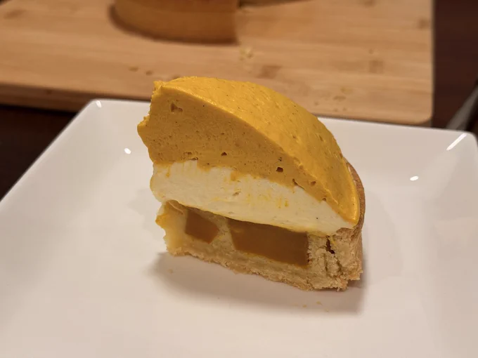 タルト生地、土台のクリーム、トップのかぼちゃクリーム全てにカスタードクリームが入っていて美味しい😋