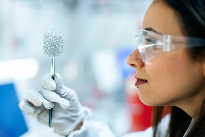 Female chemical engineer develops clean energy storage solutions.