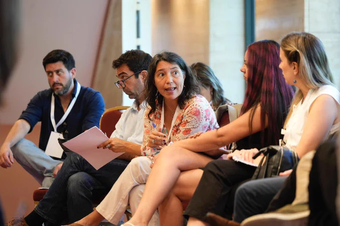 Personas trabajando en grupo en Acción País por la Salud Mental