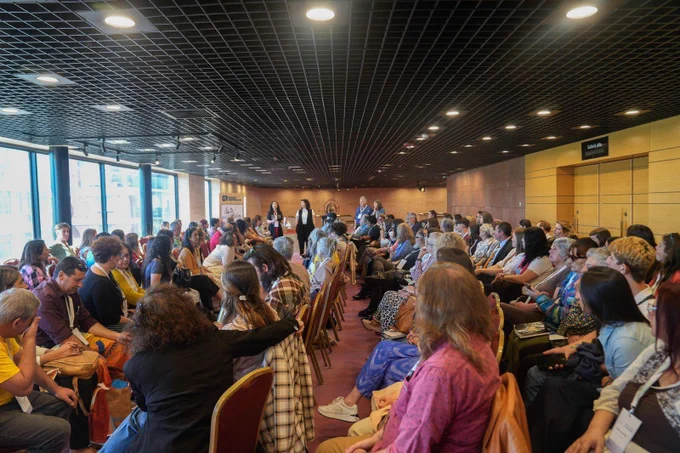Personas trabajando en grupo en Acción País por la salud mental, en el Auditorio del Sodre.
