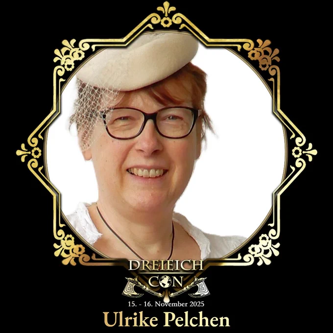 Das VIP-Logo der DreieichCon 2025, mit dem Namen von Ulrike Pelchen darunter und ihrem Bild in der Mitte