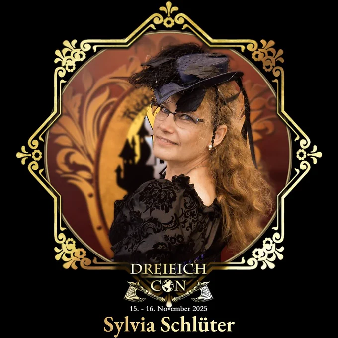 Das VIP-Logo der DreieichCon 2025, mit dem Namen von Sylvia Schlüter darunter und ihrem Bild in der Mitte