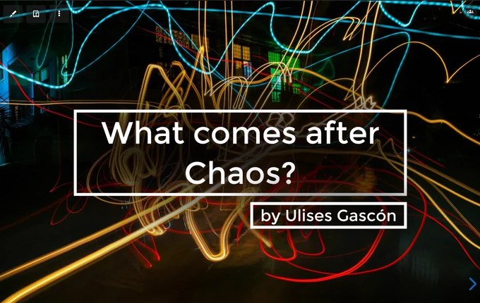 Fondo oscuro con trazos luminosos rojos, amarillos y azules que se entrecruzan, evocando movimiento y caos. En el centro, un recuadro blanco contiene el texto “What comes after Chaos?” y, debajo, otro recuadro más pequeño con “by Ulises Gascón”.