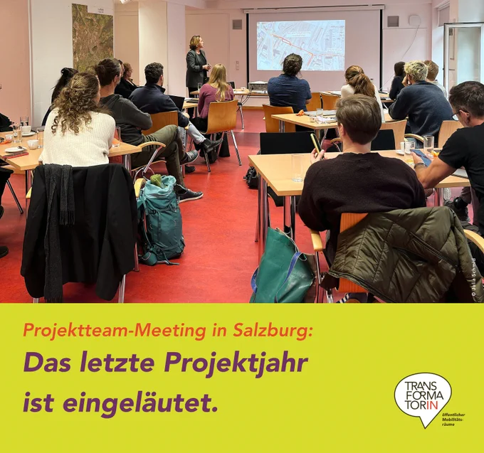 Abbildung: Viele Menschen sitzen in einem Seminarraum und schauen auf eine Projektion, die eine Karte von Rad- und Fußwegen an einem Hauptbahnhof zeigt. Sie wird von der nebenstehenden Vortragenden erklärt.
Überschrift: Das letzte Projektjahr ist eingeläutet 
Subline: Projektteam-Meeting in Salzburg
Logo: Transformator:in, Logozusatz: öffentlicher Mobilitätsräume
