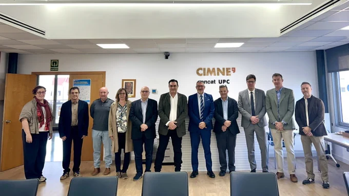 Foto grupal dels assistents amb el conseller i el directori general amb el logo de "CIMNE gencat UPC" al fons.