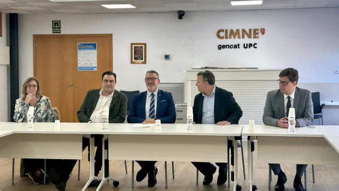 El conseller i el director general amb la comitiva formada pel director del CIMNE, la directora de l'Escola de Camins de la UPC i secretària del CIMNE i el vicerector de Política Universitària de la UPC.