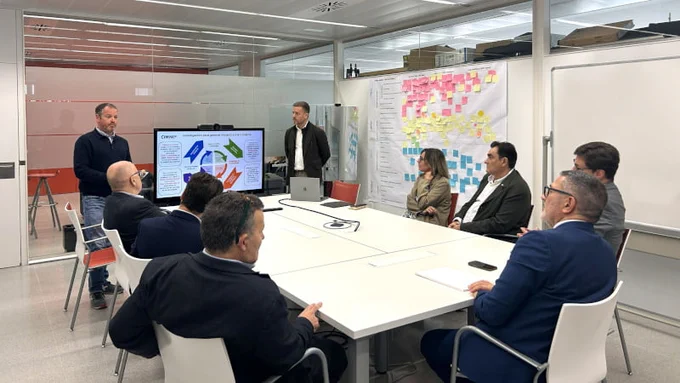 Equip reunit amb Jordi Jiménez i Javier Marcipar presentant el treball del CIMNE per fer possible la transferència de tecnologia.