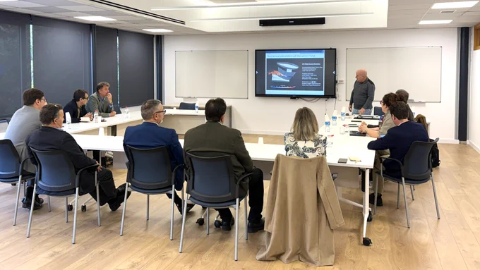 Equip reunit amb l'investigador Ramon Codina presentant el clúster de Simulació de sòlids i fluids per a processos industrials.
